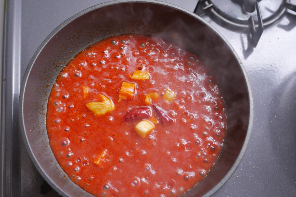 トマトジュースを煮詰める