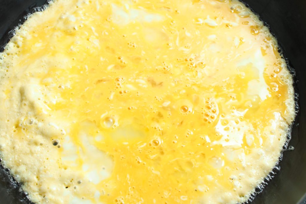 半熟の薄焼き卵を焼く