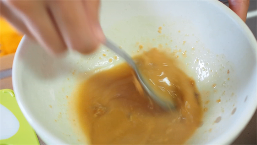 味噌ラーメンのスープを溶く