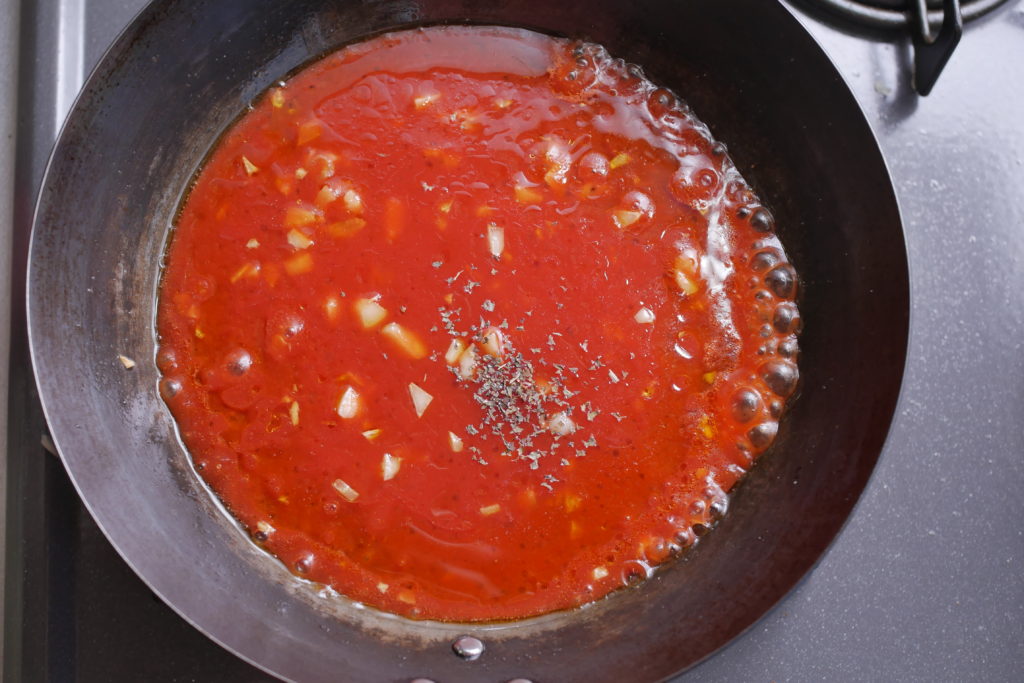 トマトジュースを煮詰める