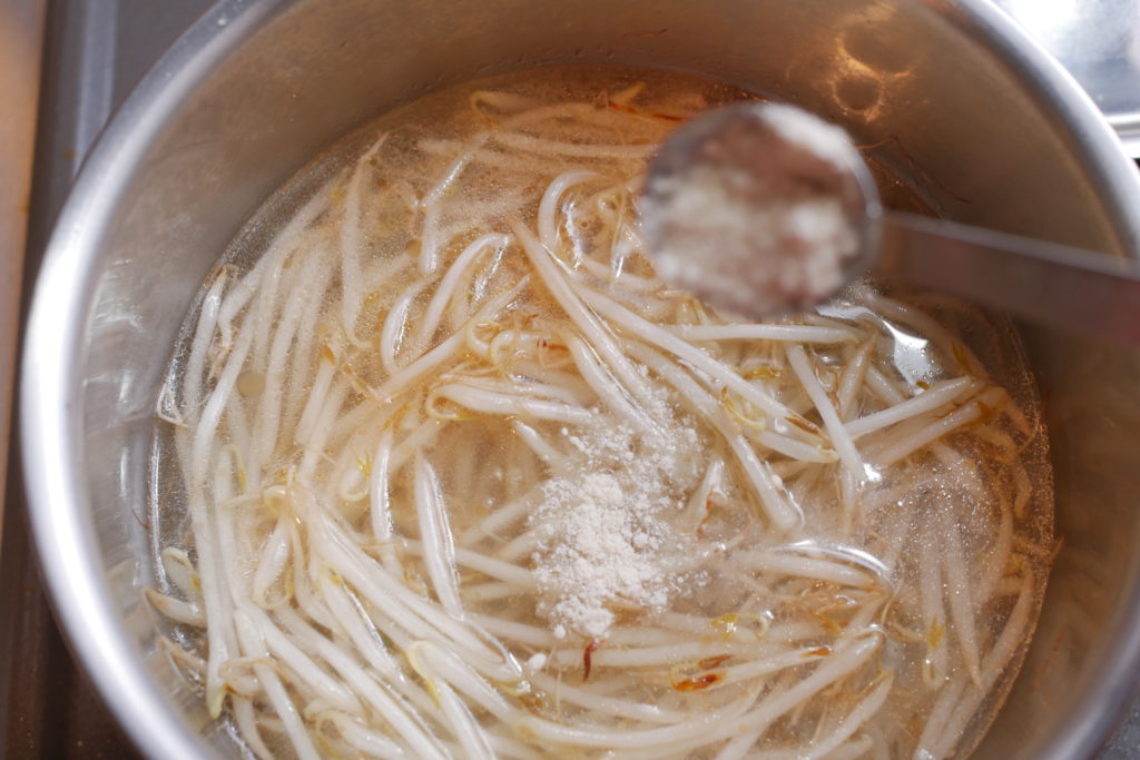 中華スープの素で味をつける